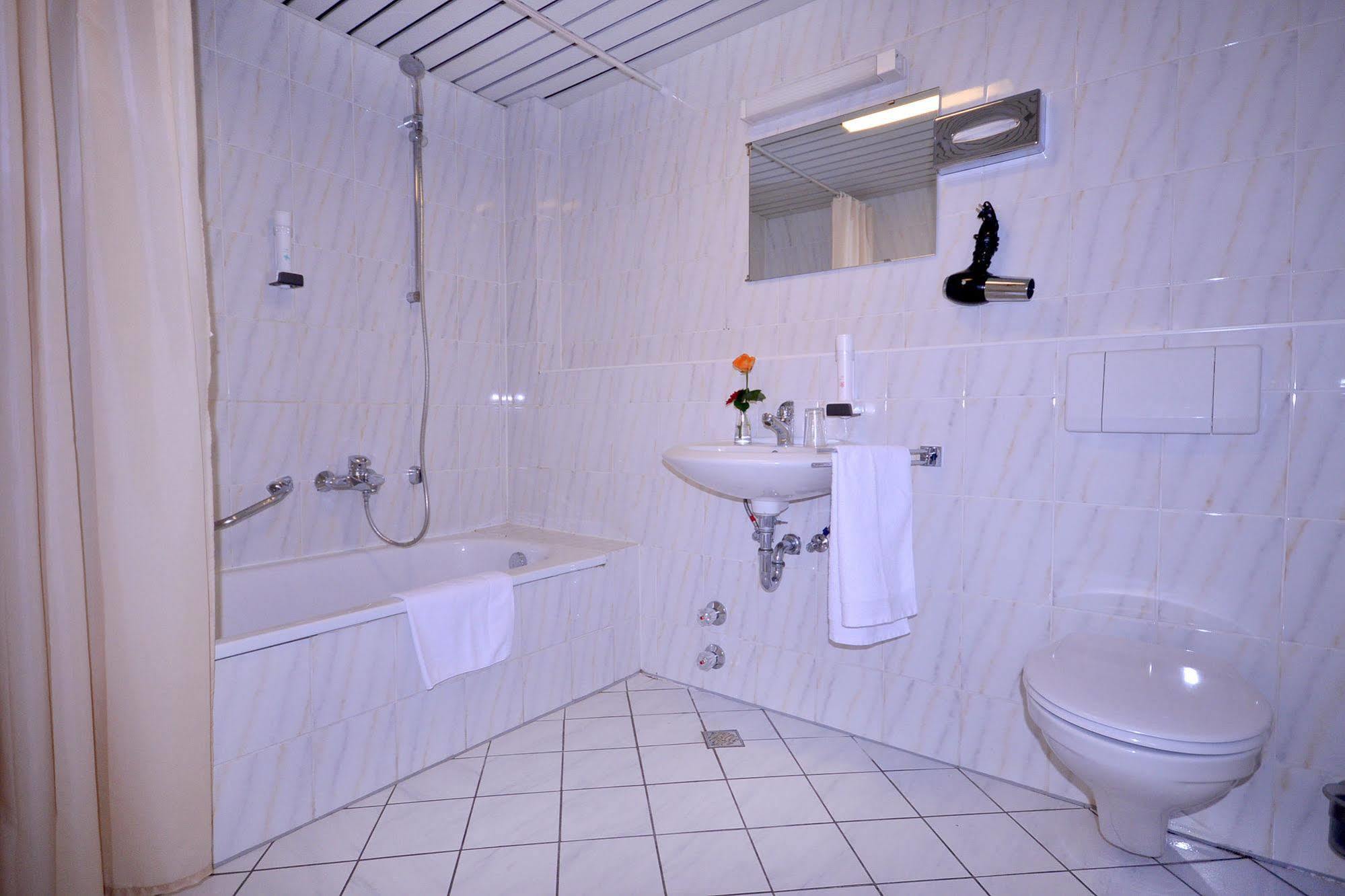 Alpha Hotel Garni Dietzenbach Bagian luar foto