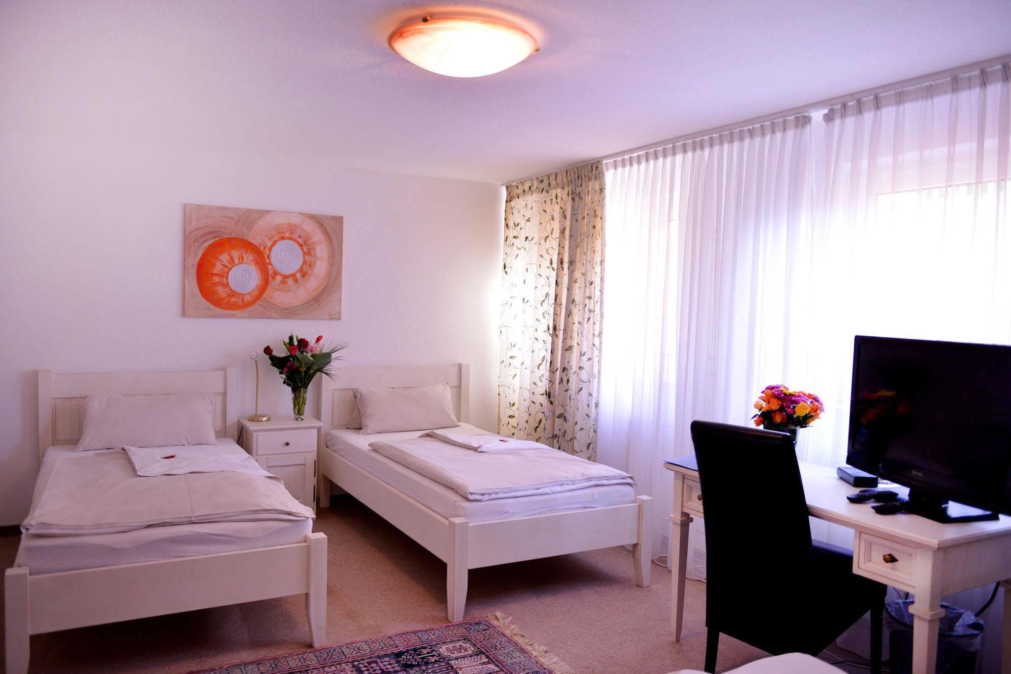 Alpha Hotel Garni Dietzenbach Bagian luar foto